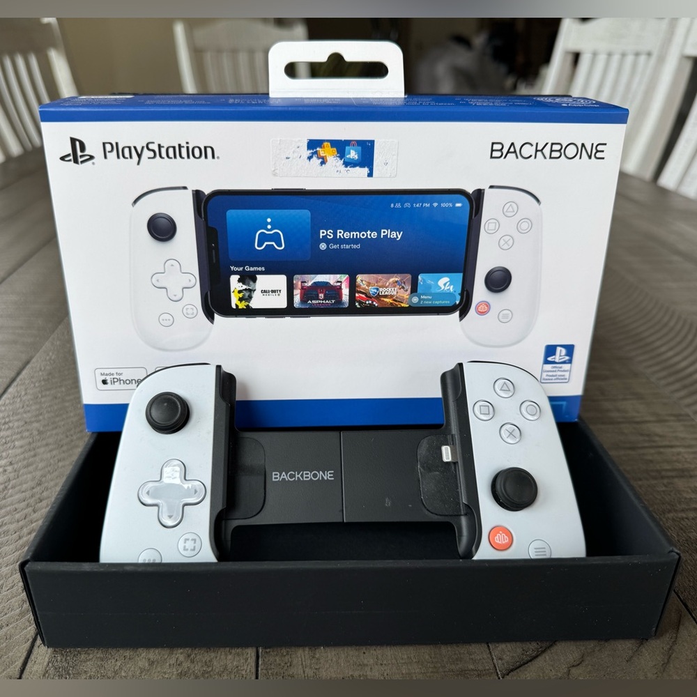 BACKBONE - PlayStation Edition Mobile Gaming Controller for iPhone - Picture 2 of 12